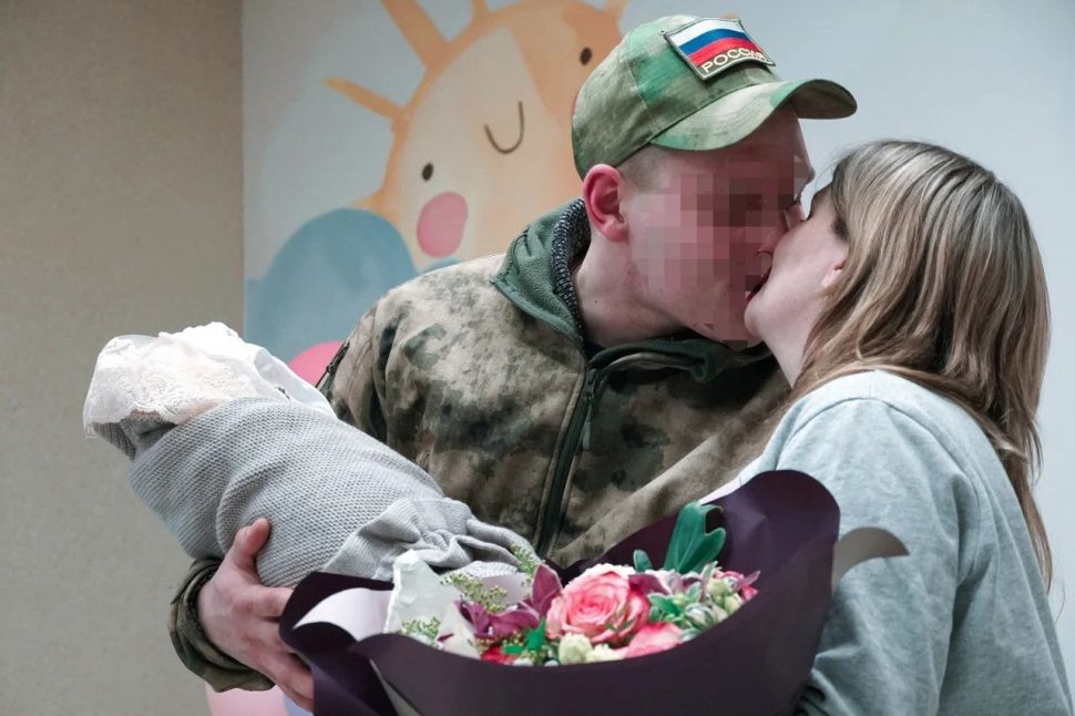Военнослужащий Росгвардии прибыл из района проведения СВО в Архангельск, чтобы встретить жену из роддома